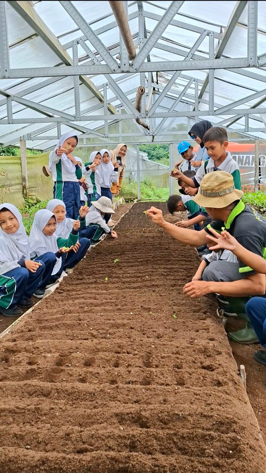 Edukasi Sejak Dini: Anak-Anak Belajar Mengelompokkan Sampah Organik dan Anorganik